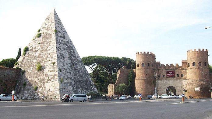 La pyramide de Cestius et la porte Saint-Paul