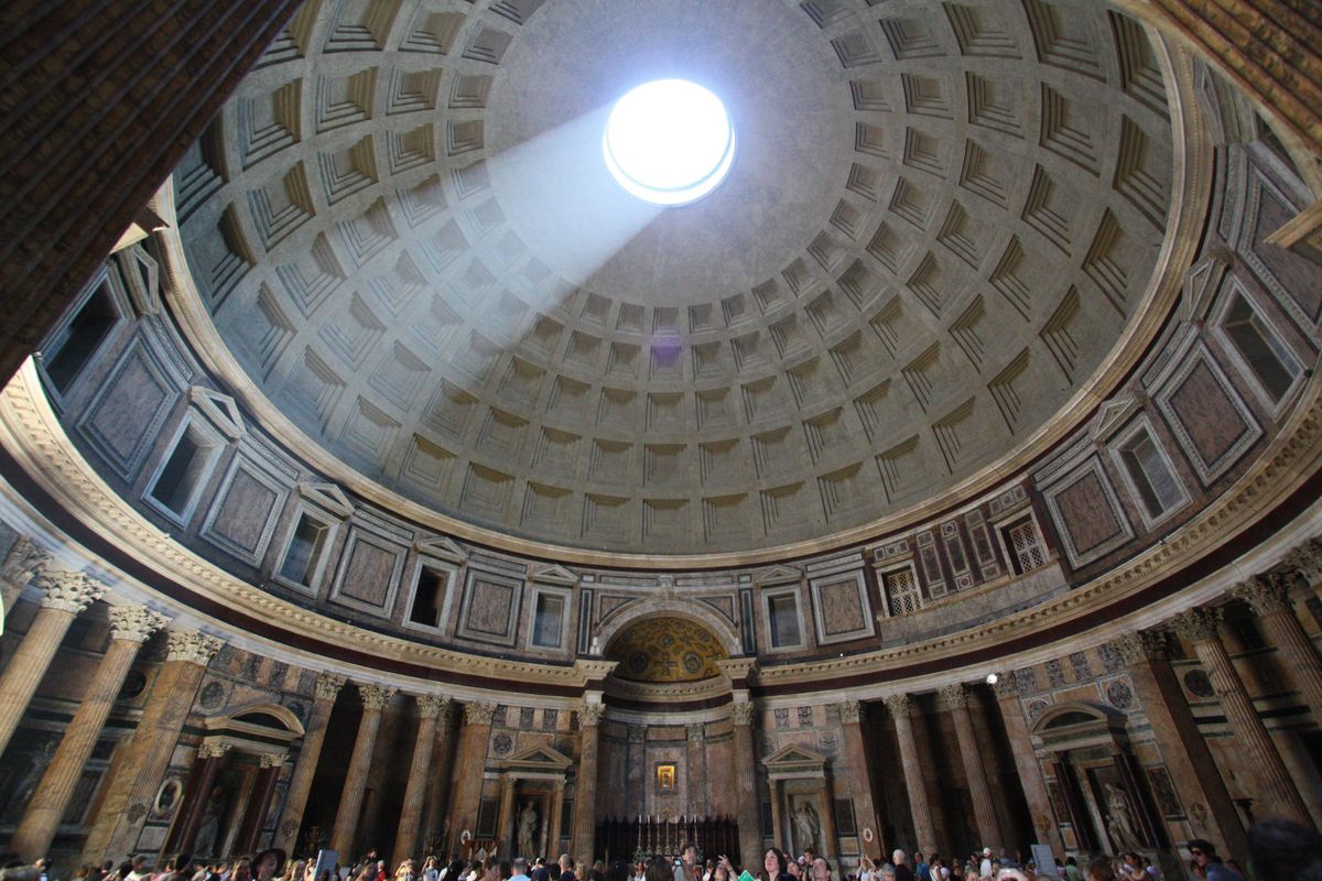 rayon de lumière illuminant le Panthéon de Rome