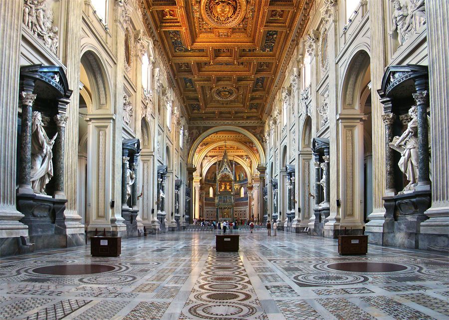 L'intérieur de la basilique Saint-Jean-de-Latran