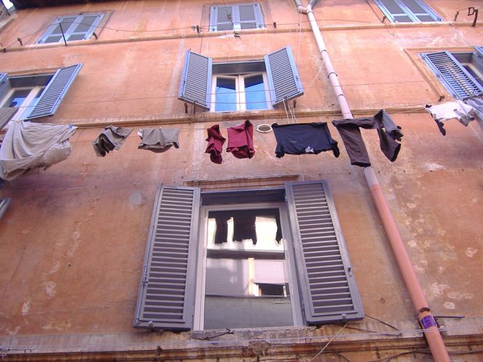 Trastevere Rome - Luigi Guarino Du linge au fenêtre dans le quartier du Trastevere