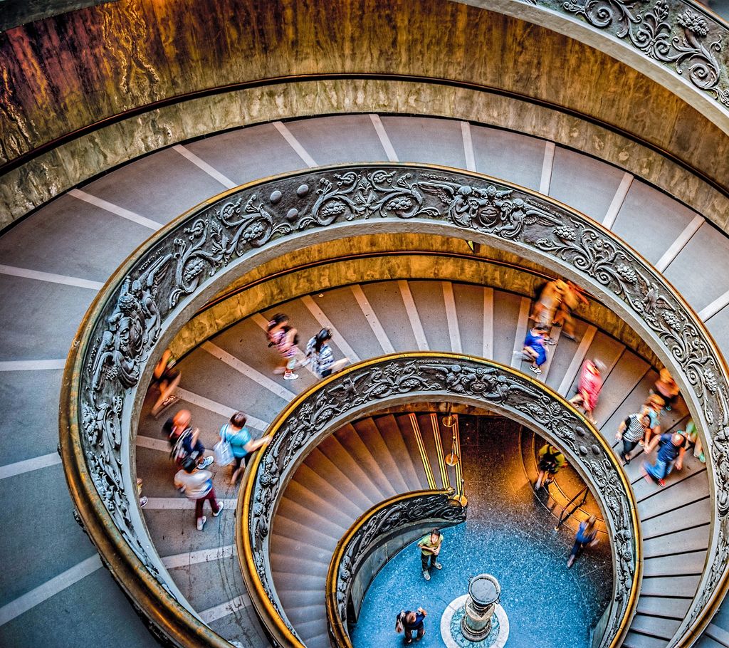 Un escalier majestueux à l'intérieur du Vatican
