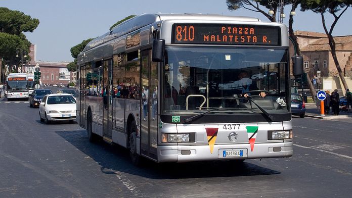 bus-rome bus dans une rue de Rome
