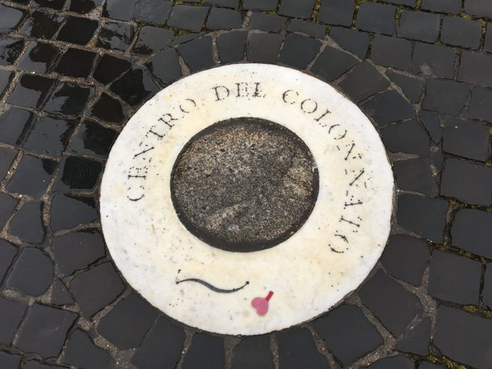 Le point central des colonnades.