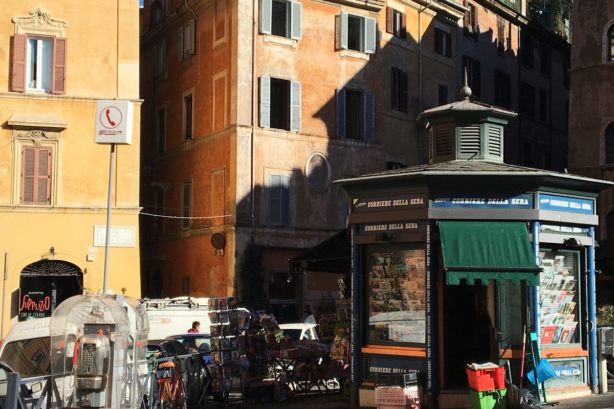 Un kiosque à Rome.