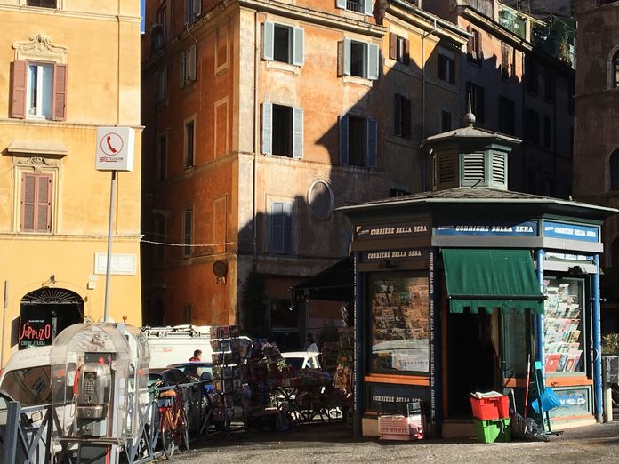 Un kiosque à Rome.