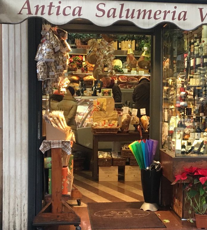 Une salumeria typiquement romaine. Une salumeria typiquement romaine.