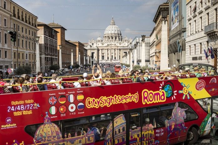Un bus touristique à Rome. Un bus touristique à Rome.