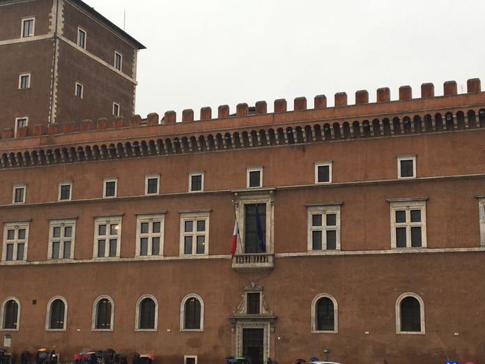habitude rendez-vous sous balcon Mussolini habitude rendez-vous sous balcon Mussolini