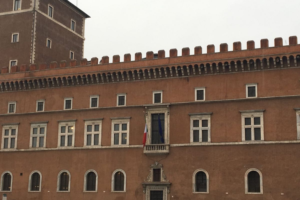 habitude rendez-vous sous balcon Mussolini