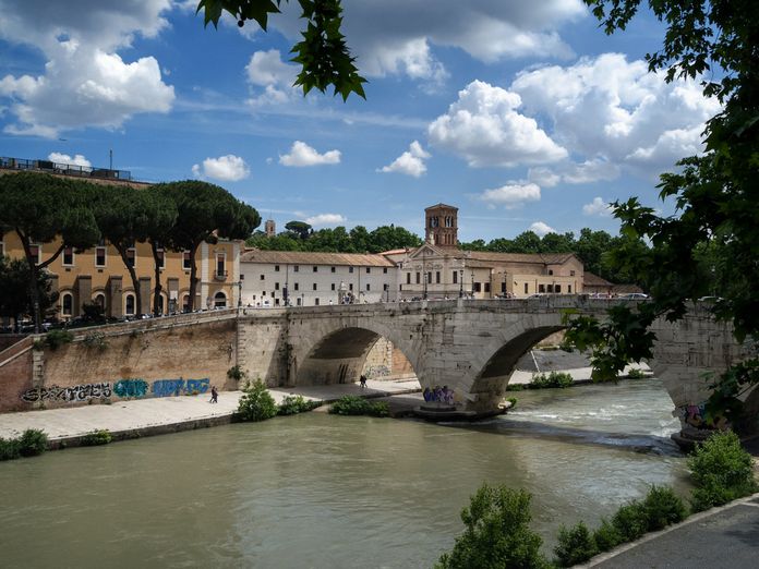 berges du fleuve Tibre Rome berges du fleuve Tibre Rome