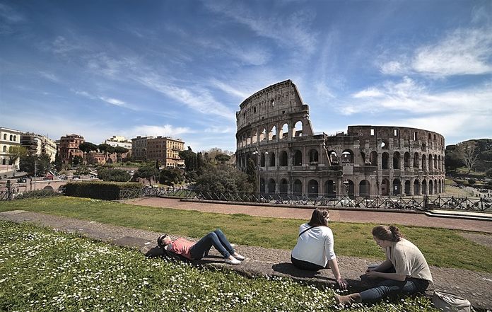 Les vêtements à Rome en été. Les vêtements à Rome en été.