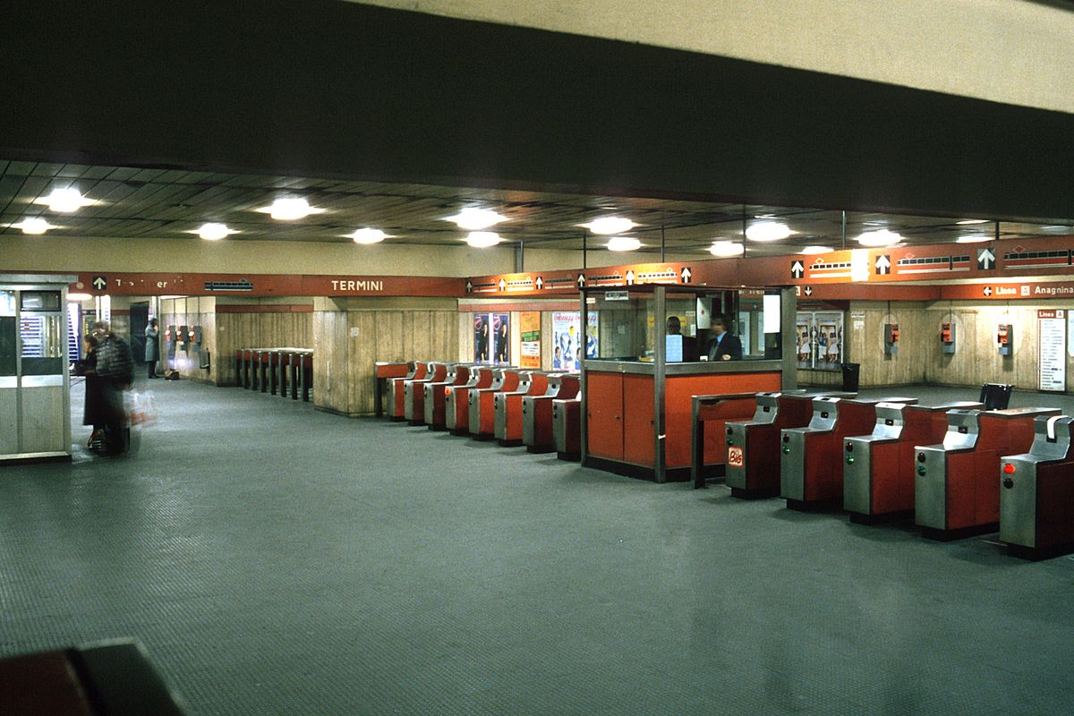 Une station de métro, à Rome.