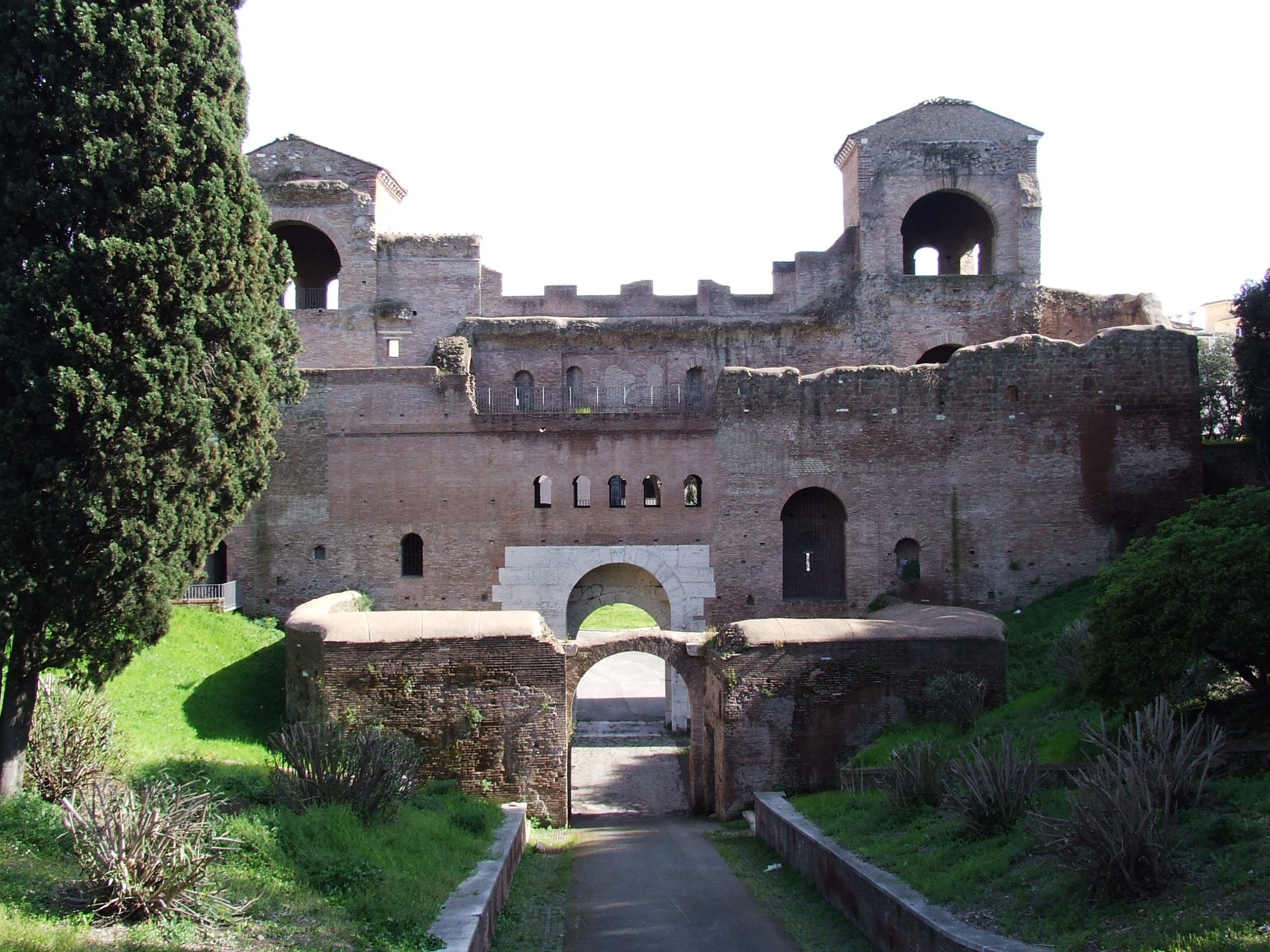 Faire une balade le long des Murs d’Aurélien à Rome