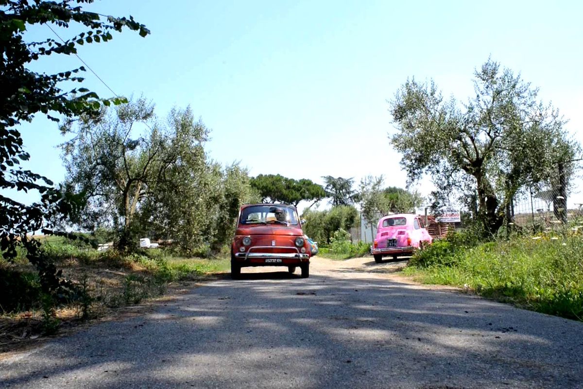 Fiat 500 dans la campagne romaine.