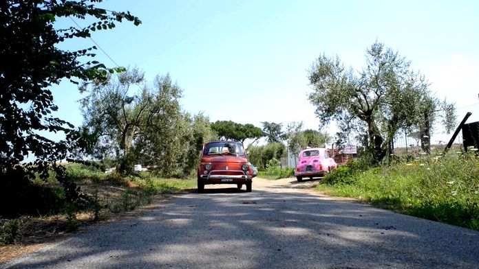 Fiat 500 dans la campagne romaine. Fiat 500 dans la campagne romaine.