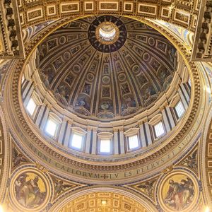 La basilique Saint-Pierre de Rome dévoile son nouvel éclairage intérieur