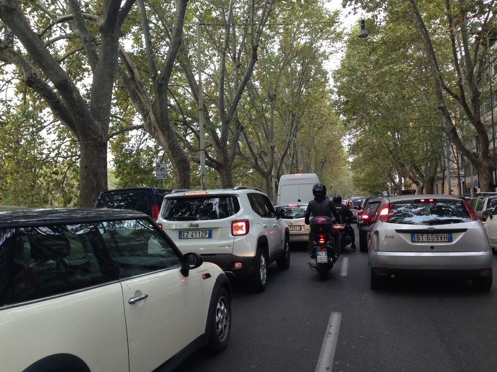 Voiture stationnement Rome.