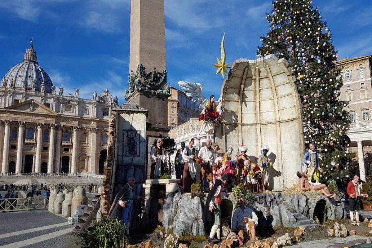 creches-noel-rome-place-saint-pierre