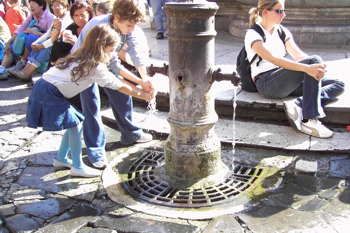 boire eau fraîche nasoni Rome.