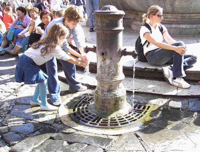 boire eau fraîche nasoni Rome. boire eau fraîche nasoni Rome.