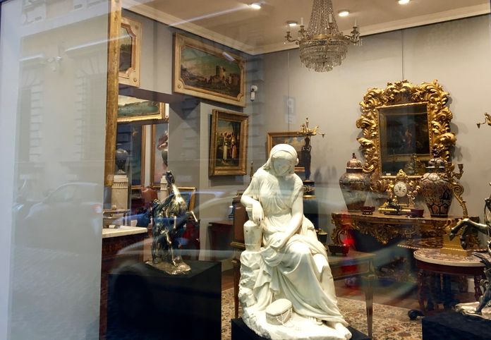 Une vitrine d'antiquaires à Rome. Une vitrine d'antiquaires à Rome.