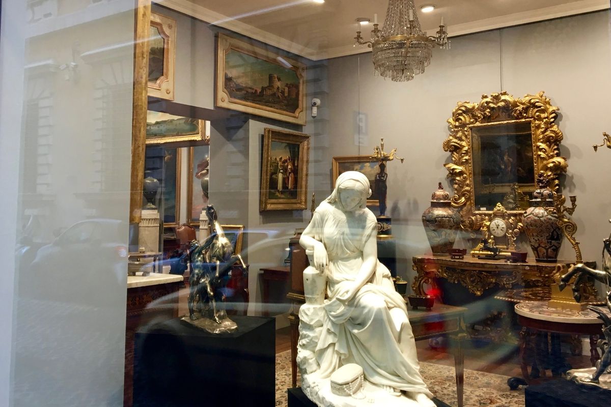 Une vitrine d'antiquaires à Rome.