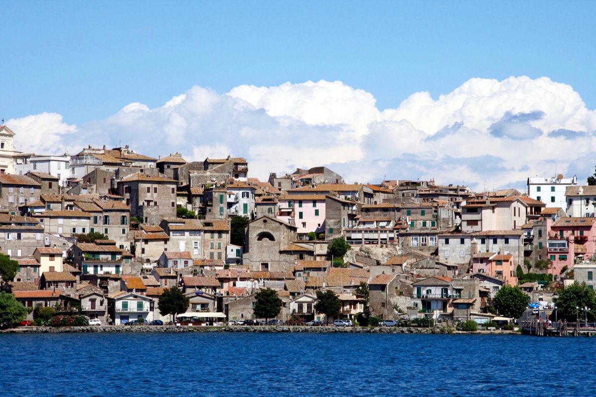 Village Anguillara lacs près de Rome