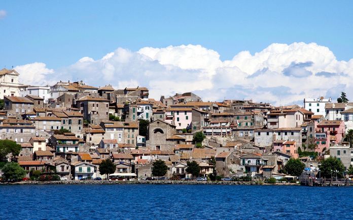 Village Anguillara lacs près de Rome