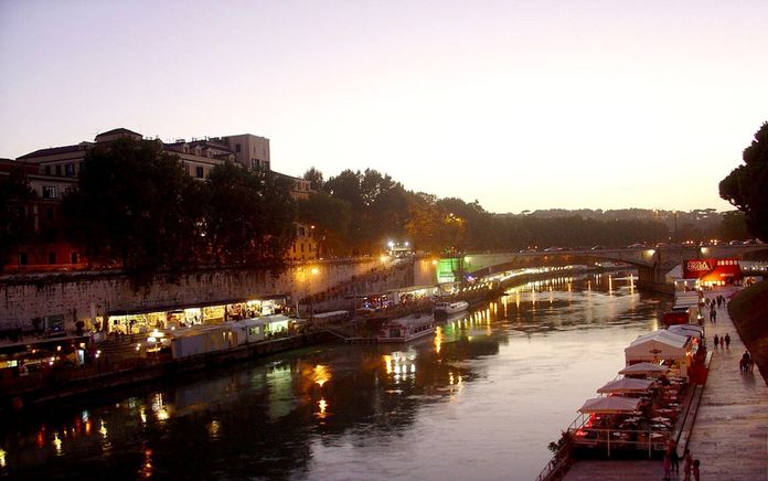Rome août lungotevere. Rome août lungotevere.
