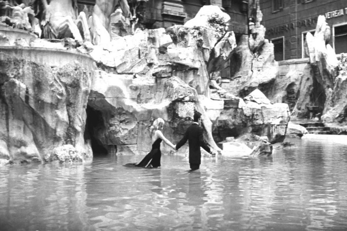 baignade dolce vita fontaine de trevi Rome