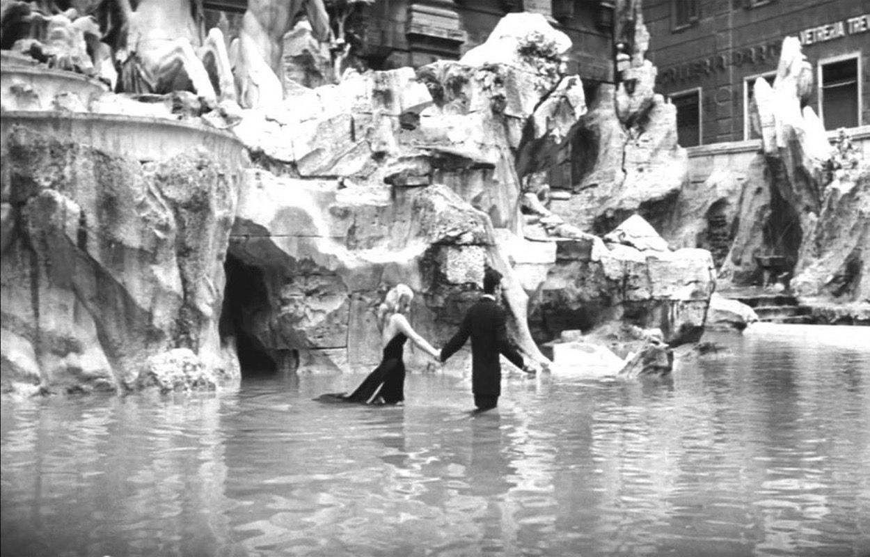 baignade dolce vita fontaine de trevi Rome