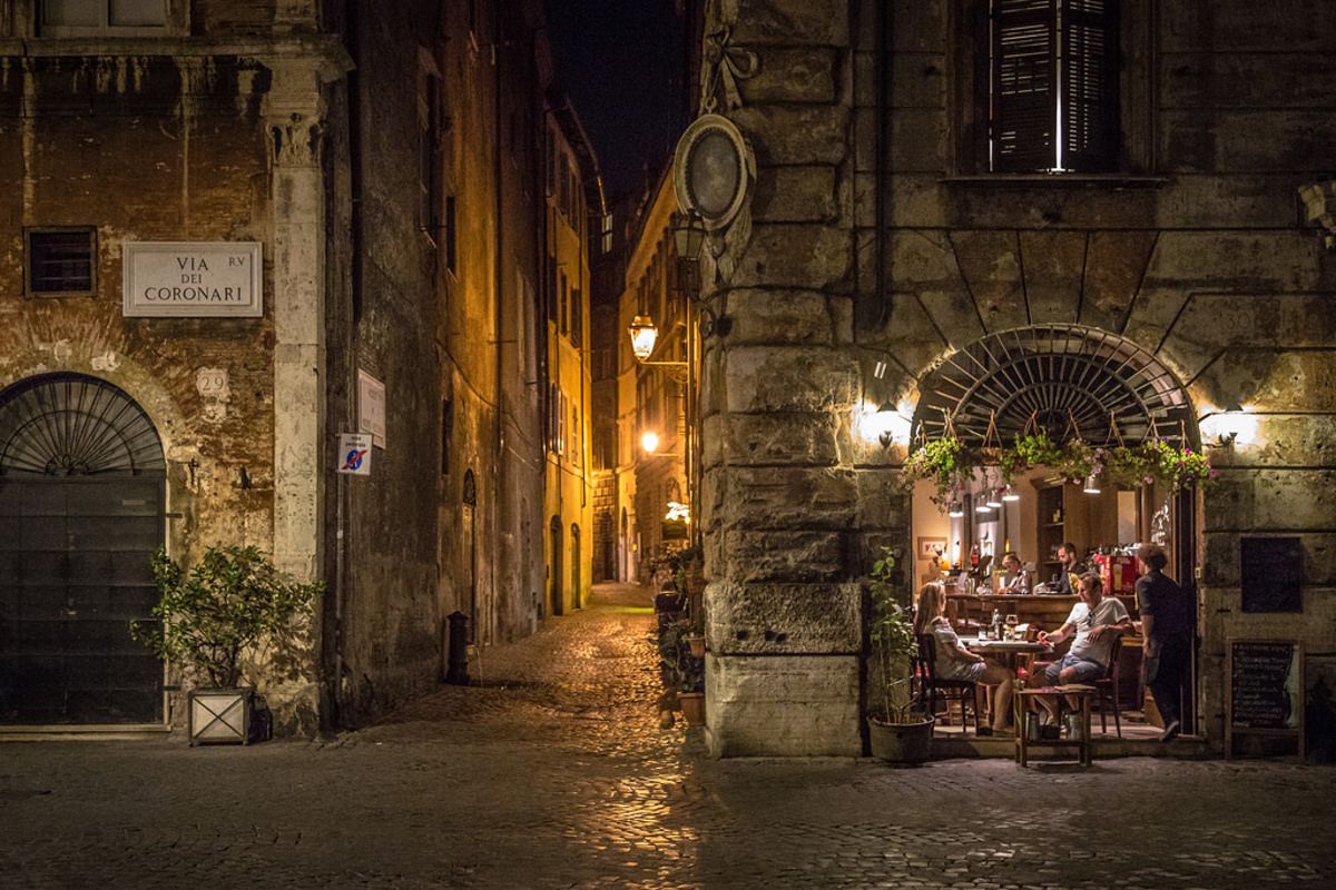 Où boire un verre dans un bar le soir à Rome ?