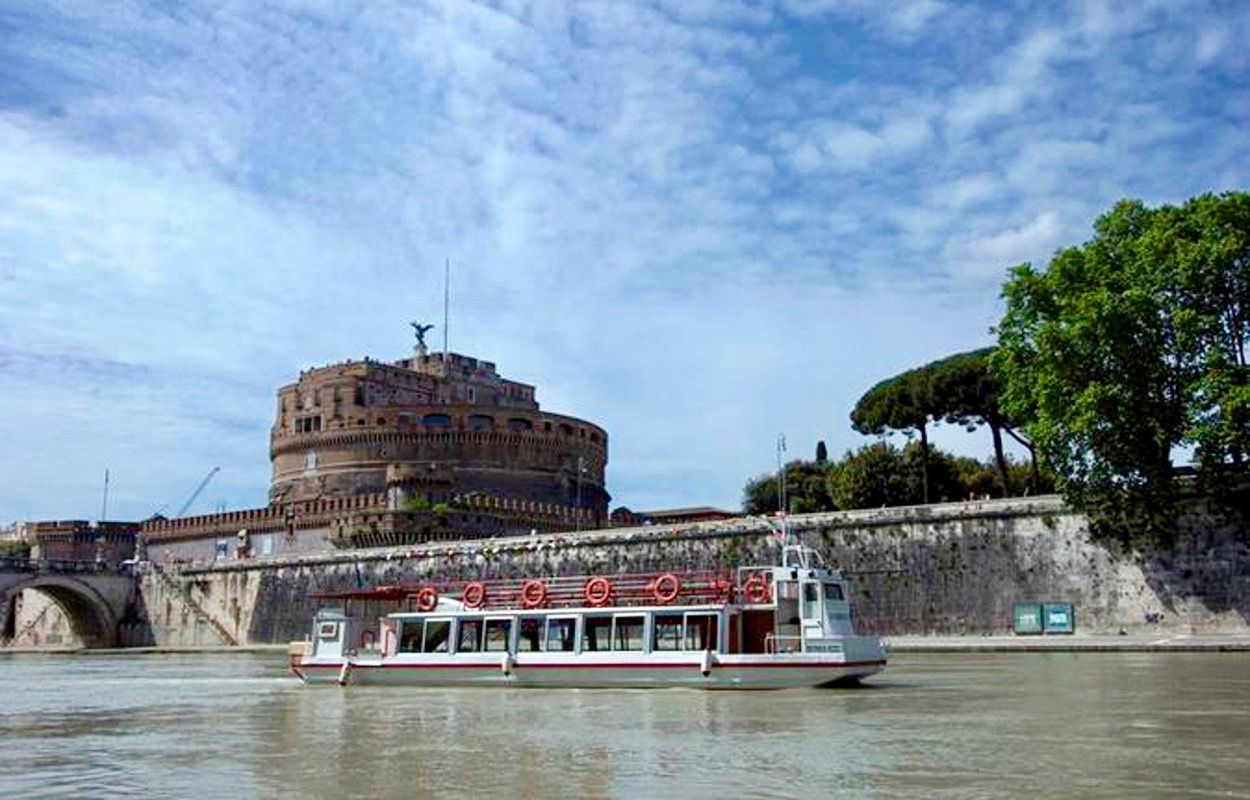Embarquez pour une croisière à arrêts multiples sur le Tibre à Rome
