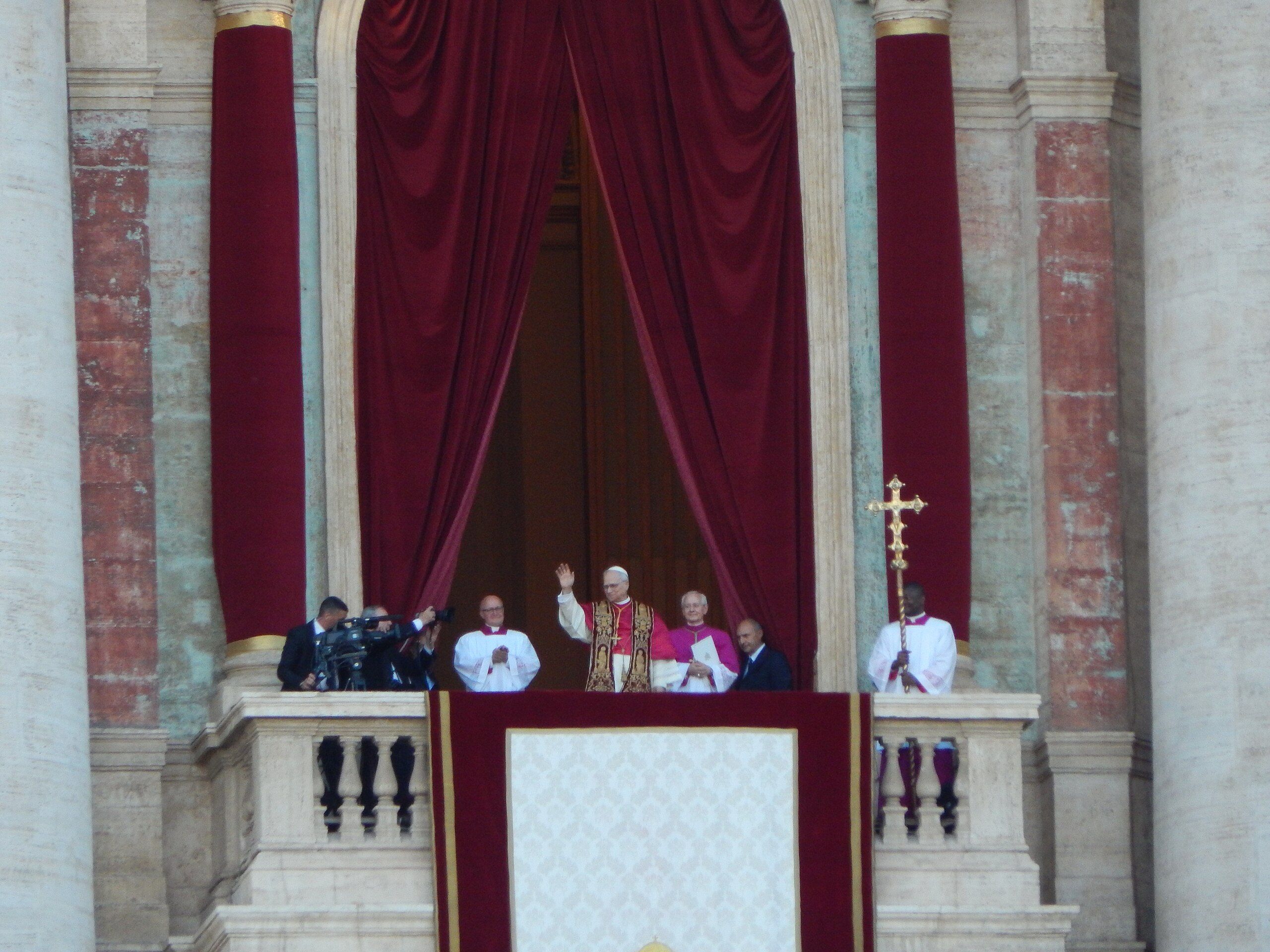 Le pape Léon XIV sur le balcon de la basilique Saint-Pierre de Rome le jour de son élection, le 8 mai 2025.