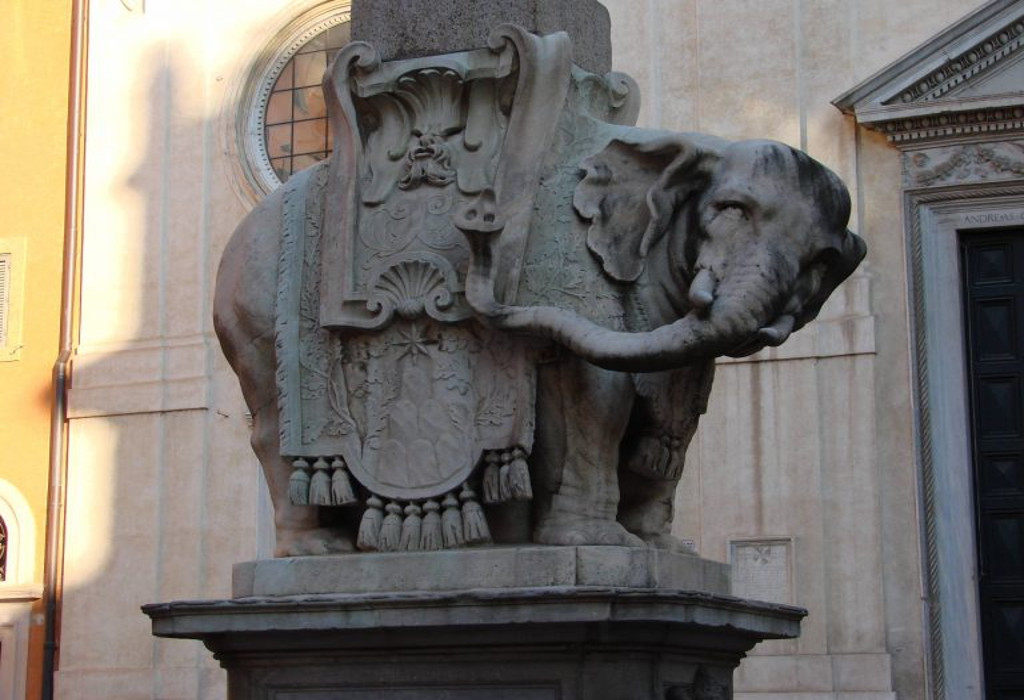 centre historique statue elephant rome
