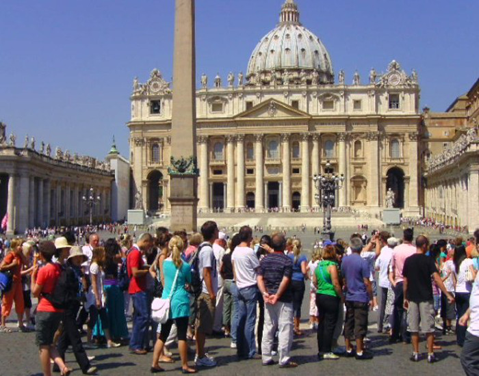 rome-mode-defile-pelerins-touristes-vatican