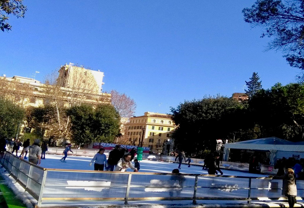 Rome piazza Re di Roma patinoires.