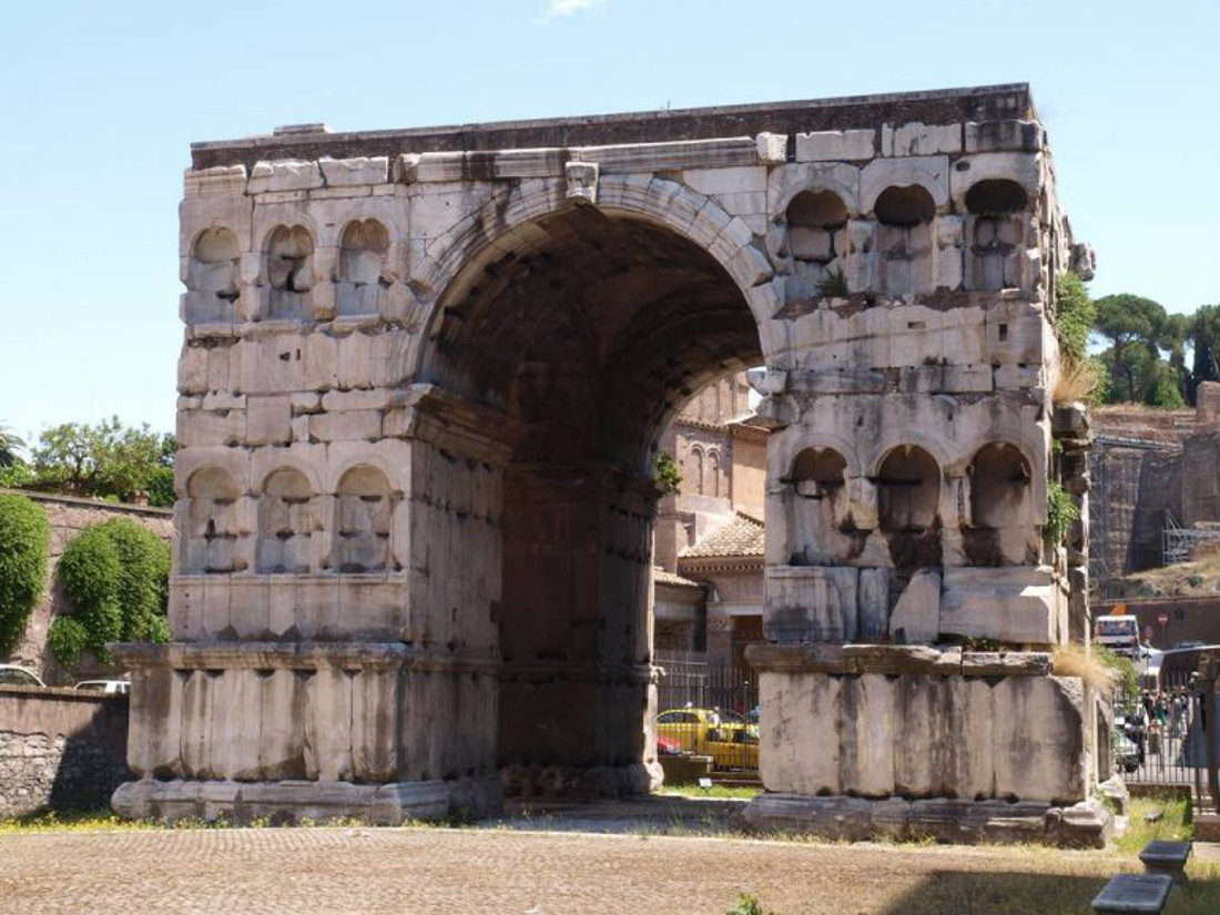 arc-de-janus-rome-antique-en-famille